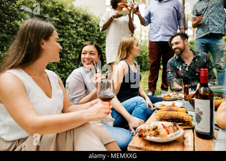 Gruppe von diversen Freunden genießen Sommer Party zusammen Stockfoto