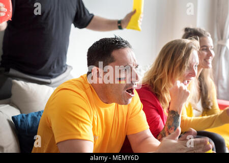 Freunde jubeln Wm mit gemalten Flagge Stockfoto