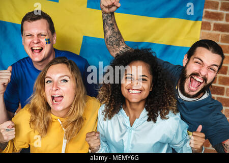 Freunde jubeln Wm mit gemalten Flagge Stockfoto