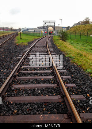 Eisenbahn in nassen Bedingungen mit einem toten Ende Stockfoto