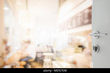 Weiße Tür zum Coffee shop Interieur wie Hintergrund geöffnet Stockfoto