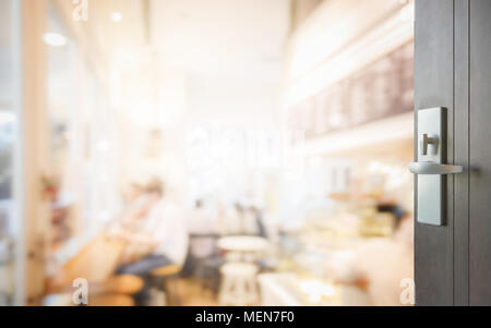 Hölzerne Tür zum Coffee shop Interieur wie Hintergrund geöffnet Stockfoto