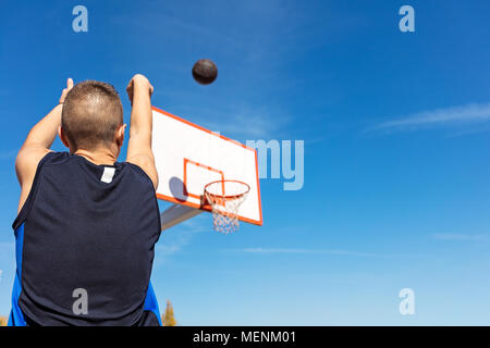 Junger Mann schießen Freiwürfe von der Foul-Linie Stockfoto