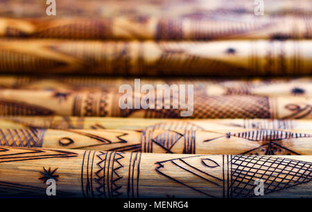 Hand Holz- Bamboo carving graviert Fisch Abbildung Gestaltungsarbeit auf Bambus, Reihen von Gravierten Bambus. strukturierten Hintergrund. tribal Artwork. Stockfoto