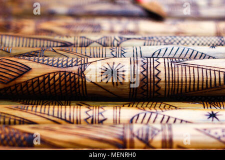 Hand Holz- Bamboo carving graviert Fisch Abbildung Gestaltungsarbeit auf Bambus, Reihen von Gravierten Bambus. strukturierten Hintergrund. tribal Artwork. Stockfoto