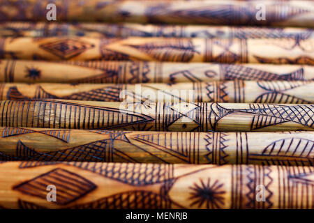 Hand Holz- Bamboo carving graviert Fisch Abbildung Gestaltungsarbeit auf Bambus, Reihen von Gravierten Bambus. strukturierten Hintergrund. tribal Artwork. Stockfoto