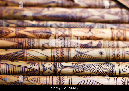 Hand Holz- Bamboo carving graviert Fisch Abbildung Gestaltungsarbeit auf Bambus, Reihen von Gravierten Bambus. strukturierten Hintergrund. tribal Artwork. Stockfoto