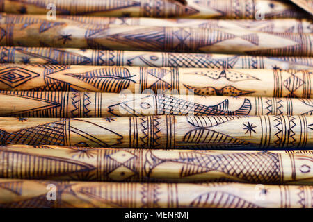 Hand Holz- Bamboo carving graviert Fisch Abbildung Gestaltungsarbeit auf Bambus, Reihen von Gravierten Bambus. strukturierten Hintergrund. tribal Artwork. Stockfoto