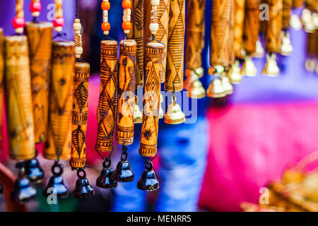 Gefederte Windspiel mit Hand aus Holz schnitzen Kunstwerke auf Bambus. strukturierten Hintergrund. tribal Artwork. Stockfoto