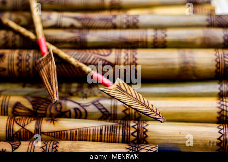 Pfeil zeigt Hand Holz- Bamboo carving graviert Fisch Abbildung Gestaltungsarbeit auf Bambus, Reihen von Gravierten Bambus. tribal Artwork. Texturierte backgro Stockfoto