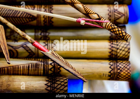 Pfeil zeigt Hand Holz- Bamboo carving graviert Fisch Abbildung Gestaltungsarbeit auf Bambus, Reihen von Gravierten Bambus. tribal Artwork. Texturierte backgro Stockfoto