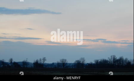 Wolken im Himmel. Verschiedene Formen, Größen, und Szenen. Wald, Bäume, Bäume bei Sonnenuntergang. Dramatische und thematische Bilder perfekt für den Einsatz als Hintergrund. Stockfoto