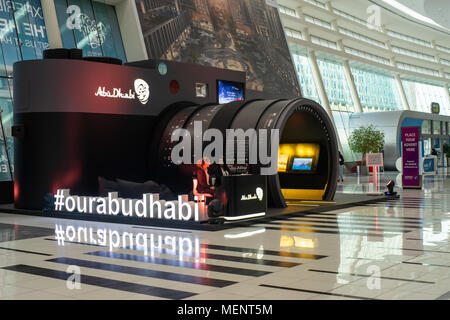 Eine riesige Kamera bei Abu Dhabi National Exhibition Centre als Kiosk neue Fotografen zu überzeugen, Bilder für den Wettbewerb zu produzieren platziert Stockfoto