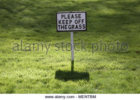 Ein Rasen betreten Zeichen in Irland Stockfoto