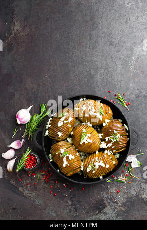 Gebackene Kartoffel. Ofen gebackene Kartoffeln mit Knoblauch und Rosmarin Stockfoto