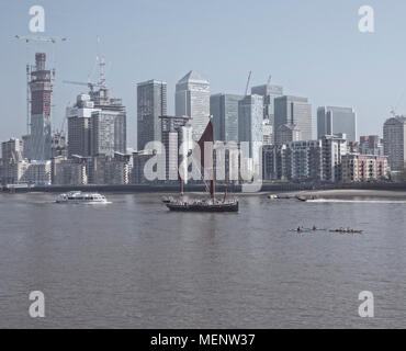 Thames Sailing Barge Vergangenheit Canary Wharf East London Großbritannien Stockfoto