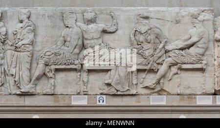 London. England. British Museum, Parthenon-fries (Elgin Marbles), vier Olympischen Götter auf Stühlen sitzt, von der Parthenon auf der Akropolis in Athen, Stockfoto