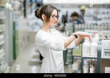 Apotheker arbeiten in der Apotheke Stockfoto