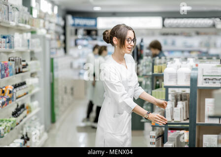 Apotheker arbeiten in der Apotheke Stockfoto