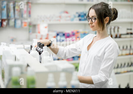 Apotheker arbeiten in der Apotheke Stockfoto