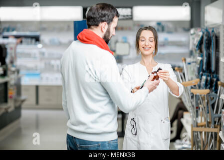 Apotheker mit Client in der Apotheke Stockfoto