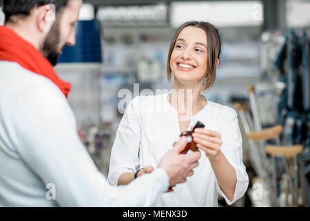 Apotheker mit Client in der Apotheke Stockfoto