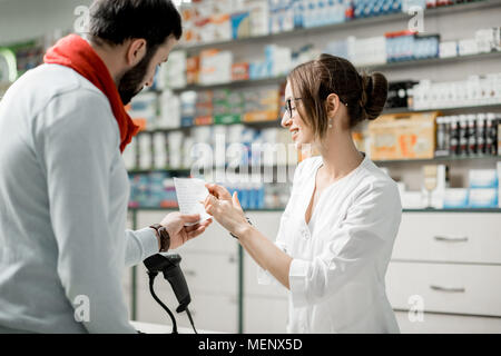 Kauf von Medikamenten in der Apotheke Stockfoto