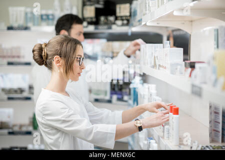 Apotheker arbeiten in der Apotheke Stockfoto