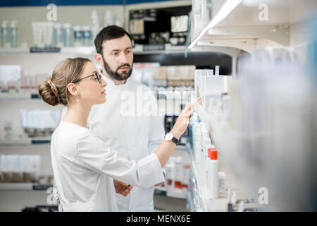 Apotheker arbeiten in der Apotheke Stockfoto