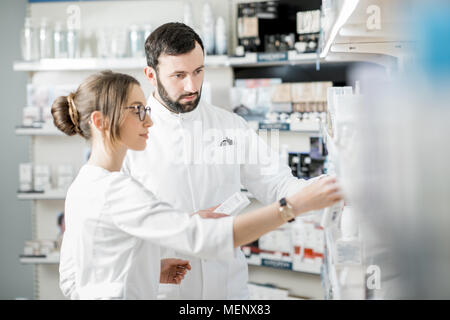 Apotheker arbeiten in der Apotheke Stockfoto