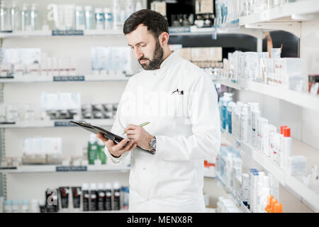 Apotheker arbeiten in der Apotheke Stockfoto