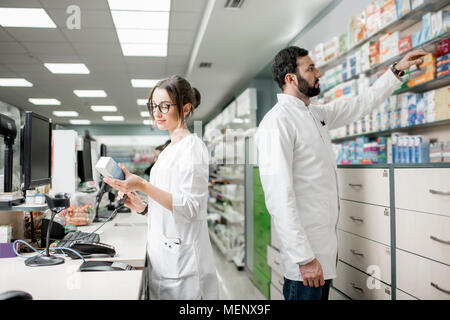 Apotheker arbeiten in der Apotheke Stockfoto