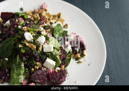 Rote-bete-Salat mit Frischkäse, Baby Spinat und Walnüsse. Europäische Küche. Ökologische Lebensmittel. Vegetarische Vorspeise. Gesunde Lebensweise. Einfache Seite dis Stockfoto