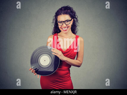 Freudige schöne junge Frau mit einem Vintage vinyl Stockfoto