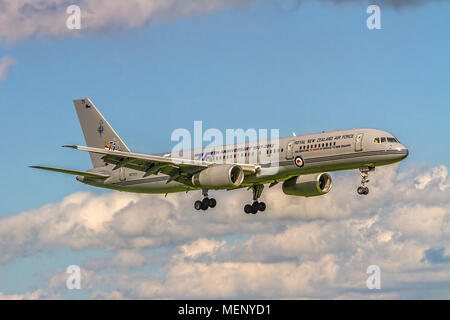 Boeing 757 NZ 7572 von 40 Squadron Royal New Zealand Air Force dargestellt auf Endrunden an RAF Waddington UK in 2012 zu landen. Das Flugzeug ist in einer spe lackiert Stockfoto