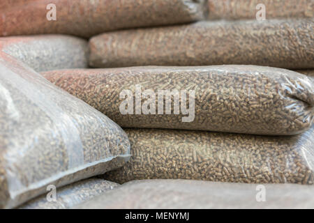 Haufen von Plastikbeutel mit Holzpellets Stockfoto