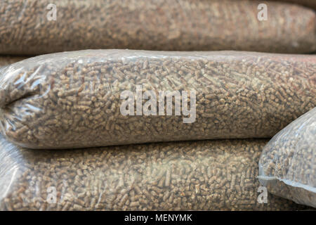 Haufen der Stapel von Kiefer pellets-stock Bild. Eco - Biomasse Pellets in Säcken. Stockfoto