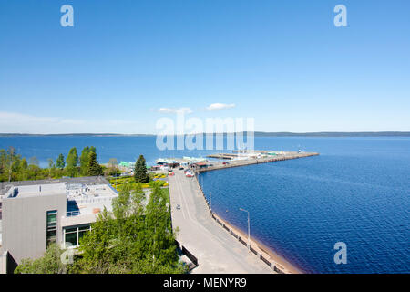 Die Ansicht von oben zum Ufer des Onegasees See in Petrosawodsk, Karelien, Russland Stockfoto