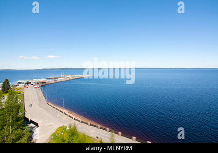 Die Ansicht von oben zum Ufer des Onegasees See in Petrosawodsk, Karelien, Russland Stockfoto