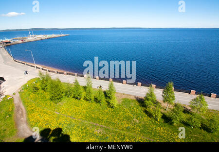 Die Ansicht von oben zum Ufer des Onegasees See in Petrosawodsk, Karelien, Russland Stockfoto