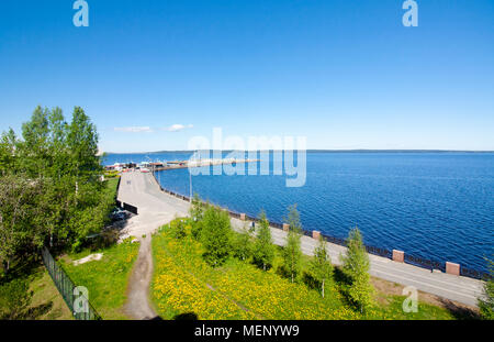 Die Ansicht von oben zum Ufer des Onegasees See in Petrosawodsk, Karelien, Russland Stockfoto