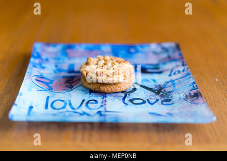 Cookies mit Erdnüssen auf einem blauen Schild. Cookies close-up Stockfoto