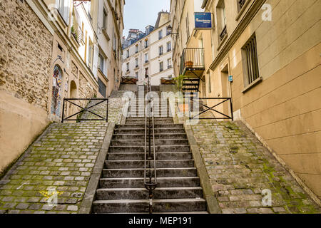 Steile, steinerne Stufen der Passage de Abbesses in Montmartre, Paris, Frankreich Stockfoto