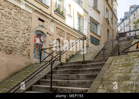 Steile, steinerne Stufen der Passage de Abbesses in Montmartre, Paris, Frankreich Stockfoto