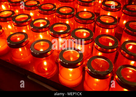 Eine votive Kerze Rack - Gebet Kerzen in einer christlichen Kirche. Stockfoto