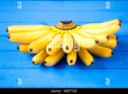 Bündel von grünen Mini-Bananen isoliert auf weißem Hintergrund  Stockfotografie - Alamy