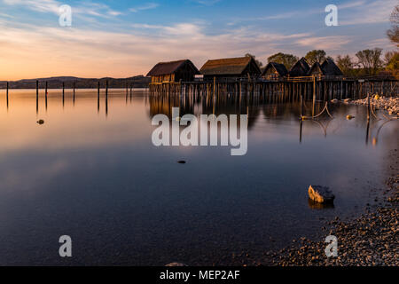 Bunte Sonnenuntergang am See Wohnungen der Stein- und Bronzezeit in Unteruhldingen am Bodensee, Baden-Württemberg. Deutschland Stockfoto