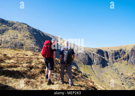 Zwei männliche Wanderer Wandern auf Y Gribin Ridge in Cwm Idwal in Snowdonia National Park. Ogwen, Wales, Großbritannien, Großbritannien Stockfoto