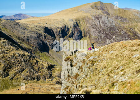 Bergsteiger auf Cneifion Arete auf Y Gribin Ridge auf Glyder Fawr mit Y Garn Berg als Kulisse in Snowdonia National Park. Ogwen, Wales, Großbritannien, Großbritannien Stockfoto
