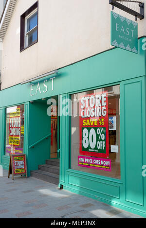 Der Osten Frauen mode bekleidung Store auf Butcher Row, Salisbury, Wiltshire, UK mit Store Fenster schließen Poster nach dem Gang in die Verwaltung. Stockfoto